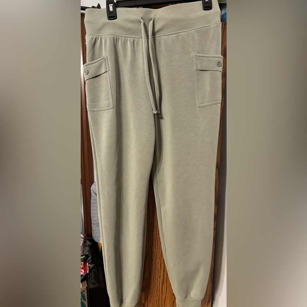 A New Day sage green cargo joggers size M EUC!